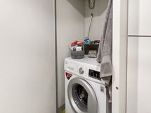 Kylpyhuoneessa on kätevän oven takana valmiina piilossa pyykinpesukone.