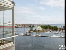 NJK ja huoneiston lasitettu parveke