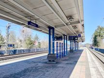 Mäkkylän juna-asema on noin 500 metrin päässä.