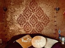 Makuuhuoneen käsinmaalattu seinä.