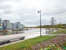 Läheistä ranta- ja puistonäkymää