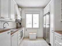 Keittiössä hyvin säilytystilaa.