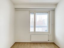 Ikkunassa on valmiina sälekaihtimet.