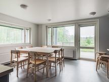 Taloyhtiön viihtyisä kerhotila