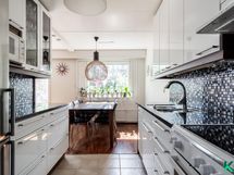 Keittiöstä näkymä ruokailutilaan