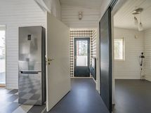 Näkymä käytävältä eteiseen