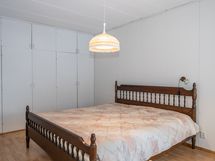 Perällä isoin makuuhone kaappeineen