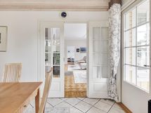 Näkymä ruokailutilasta olohuoneeseen