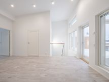 Yläkerran oleskelu-työ-makuuhuone