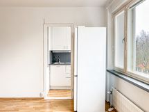 Viihtyisä keittiö asettuu omaan rauhaansa asunnon perällä. Jääkaappi-pakastin huoneen puolella.