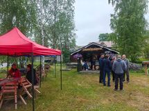Kylän väkeä (kuvauslupa saatu). Mukavaa väkkee - näitä harvemmin näkkee. Kannattaa tutustua.