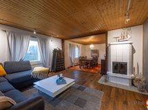 Keskikerroksen olohuone ja ruokailutila