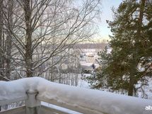 Erkkeristä käynti makuuhuoneen kanssa yhteiselle parvekkeelle.