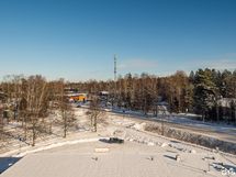 Näkymä keittiöstä ja makuuhuoneesta