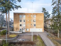 Kartanontie 17 julkisivu kadun suuntaan.