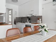 Näkymä ruokailutilasta keittiöön