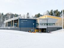 Uima- ja jäähalli kuntosaleineen myös vain noin 2,5 km päässä.