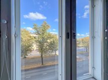 Asunnon ikkunat ovat koiliiseen, Mäkelänkadun puolelle.