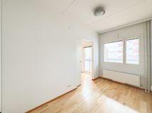 Makuuhuoneen ikkuna on parvekkeen suuntaan.