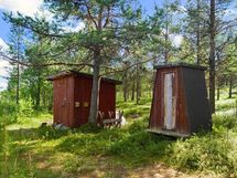 Alamökin puuliiteri ja perinteinen ulko-wc.