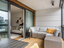 Sisäpihan puoleinen parveke