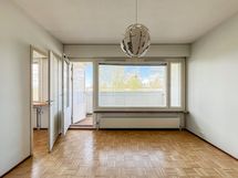 Huone on valoisa ja hyvän kokoinen