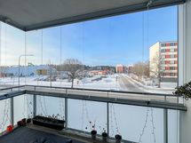 Kodin lasitettu parveke on lännen suuntaan.