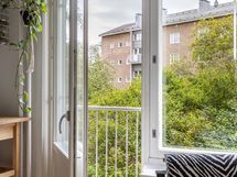 Olohuoneesta aukeaa rankalainen parveke josta aukeaa vehreät näkymät!