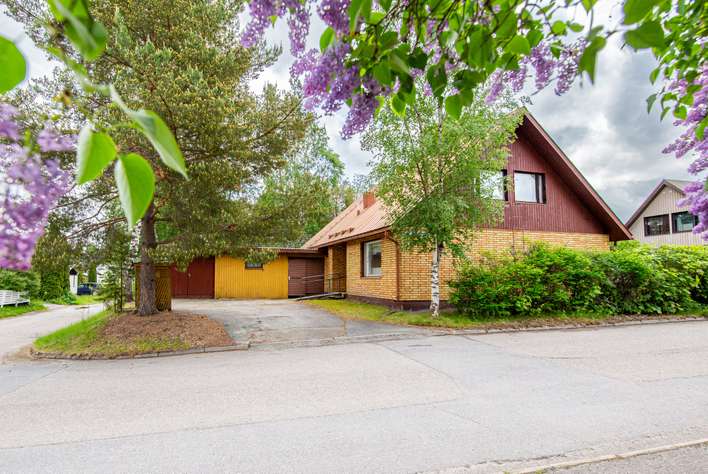 Omakotitalo, 3h+k+takkahuone+vaatehuone+sauna+autotalli, 120/156 m², Teeriniemi