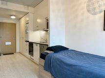 Näkymä olohuoneesta avokeittiöön ja edelleen eteiseen