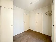 Eteisessä siivouskaappi, sekä naulakko.