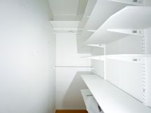 Vaatehuone on eteisen yhteydessä.