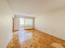 Läpitalon asunnossa on iso olohuone, josta on käynti parvekkeelle.