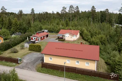 Omakotitalo, 4mh, oh, tupak, 2x wc, kph, khh, s-varaus + piharakennus, jossa huone, sauna, kph, wc, 139 m², Rieskala