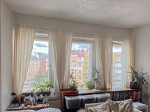 Asunnosta on kolme isoa ikkunaa Helsinginkadun suuntaan, pohjoiseen.