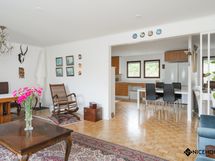 Olohuoneesta on käkymä keittiön suuntaan.