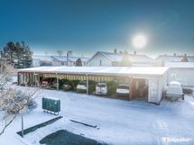 Asunnolle kuuluu oma autokatospaikka