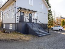 Talon julkisivua Pintiäläntieltä