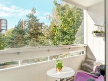 Olohuoneesta on käynti toiselle parvekkeista.