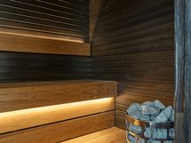 Tyylikäs sauna, kivipilarikiukaalla.