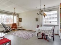 Olohuoneesta on ikkunat kahteen ilmansuuntaan