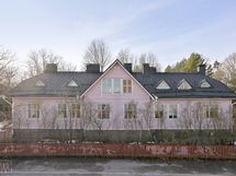 Julkisivu kadun puolelta kevättalvella.