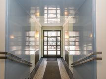 Tyylikkäässä vuonna 1939 rakennetussa talossa on hieno rappukäytävä.