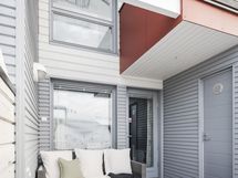 Alakerran terassipihalle olohuoneesta