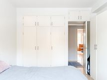 Makuuhuoneen puolella on reilusti kaappitilaa.