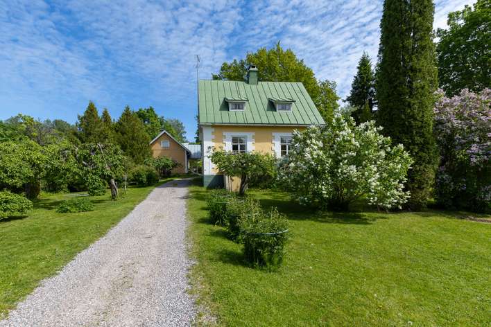 Omakotitalo, Ak: Oh, mh, k, wc, et, ver. Yk: 2 mh, kph/wc, ullakkotiloja. Kellari, 127/138 m², Lohja – pohled 2