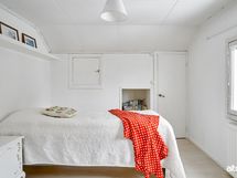 Yläkerran pienempi makuuhuone.