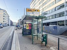 Julkiset liikenneyhteydet mainiot niin bussilla kuin ratikallakin.