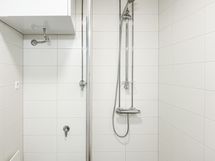 Kylpyhuoneessa on pyykinpesukoneliitäntä.