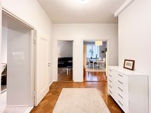 Töölöläiseen tapaan tässäkin huoneistossa on eteishalli.